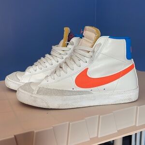 WOMENS 8.5 NIKE HI-TOPS
